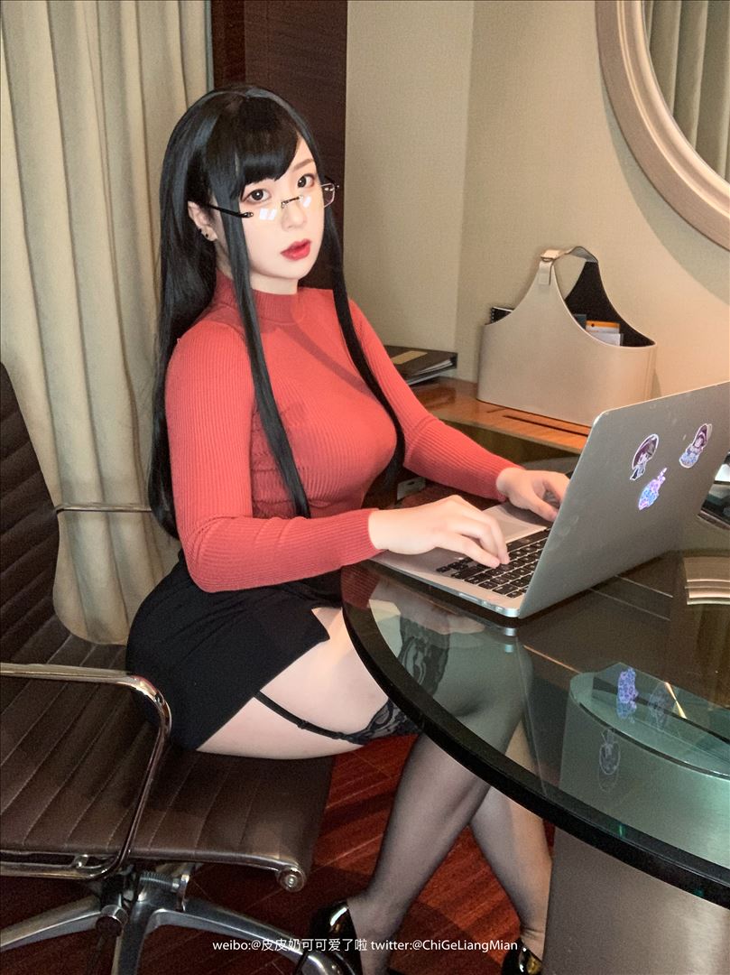 肉感甜心@皮皮奶可可爱了啦 红色职业装 [70P3V-381MB]