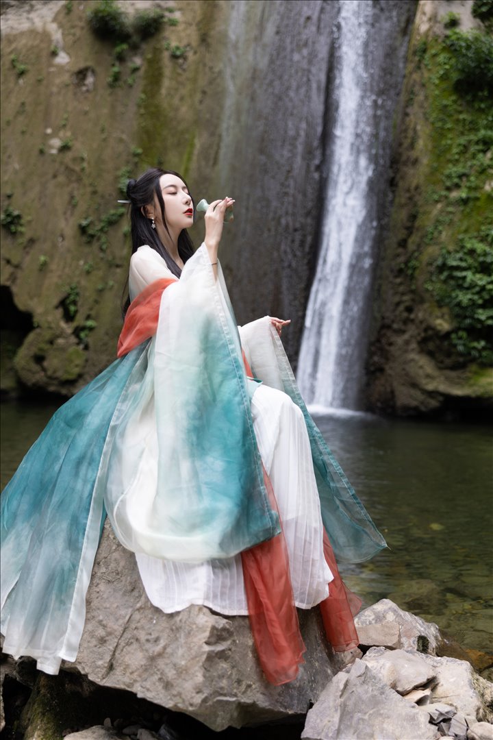 魅惑慵懒风情@王馨瑶Yanni 内购无水印 绿色古装-瀑布[112P-312.2M]