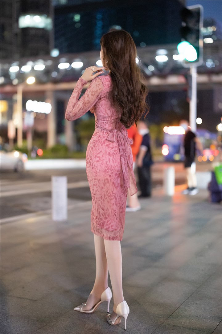 魅惑慵懒风情@王馨瑶Yanni  粉色包臀碎花裙[98P-299.7M]