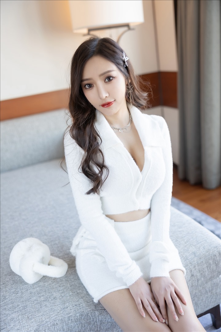 魅惑慵懒风情@王馨瑶Yanni 白色套装圣诞女郎 [87P1V-979MB]