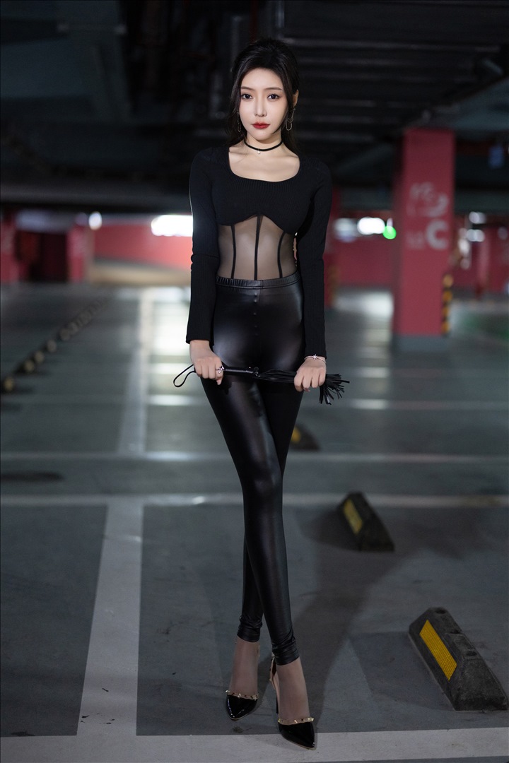 魅惑慵懒风情@王馨瑶Yanni 黑色皮裤网纱上衣[103P／416MB]
