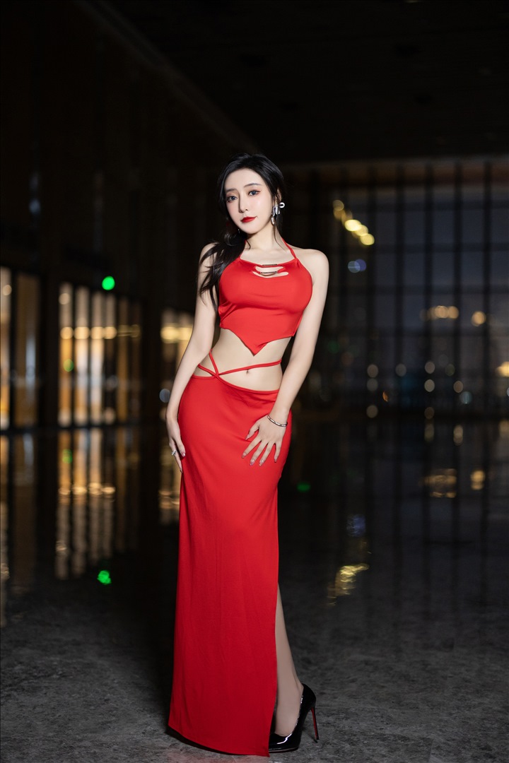 魅惑慵懒风情@王馨瑶Yanni 红色裙子拼杏色毛毛情趣[100P／376MB]