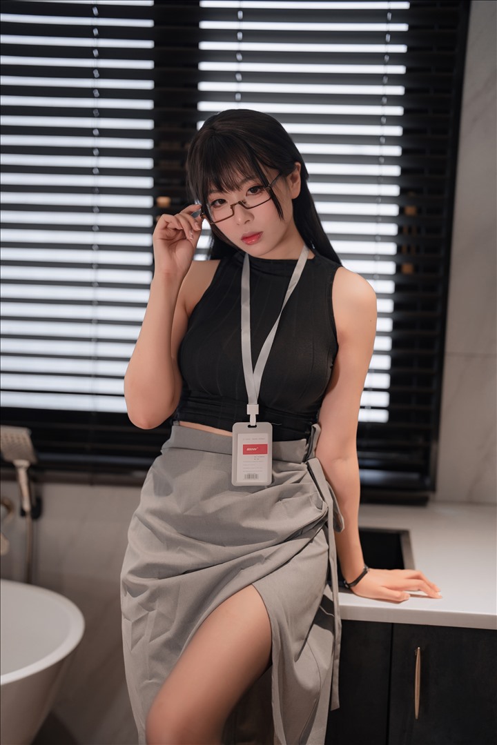 轩萧学姐 眼镜娘OL[85P-3V-647.2M]