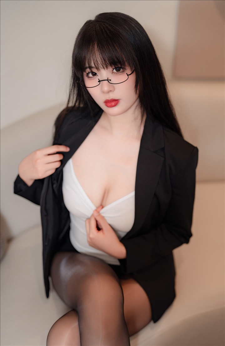 轩萧学姐 下班后OL [72P-255MB]