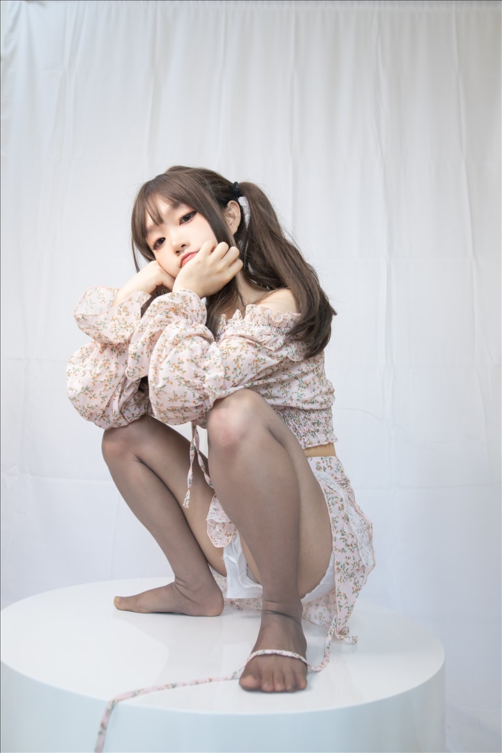 神沢永莉 灰丝花裙子[26P-218.8M]